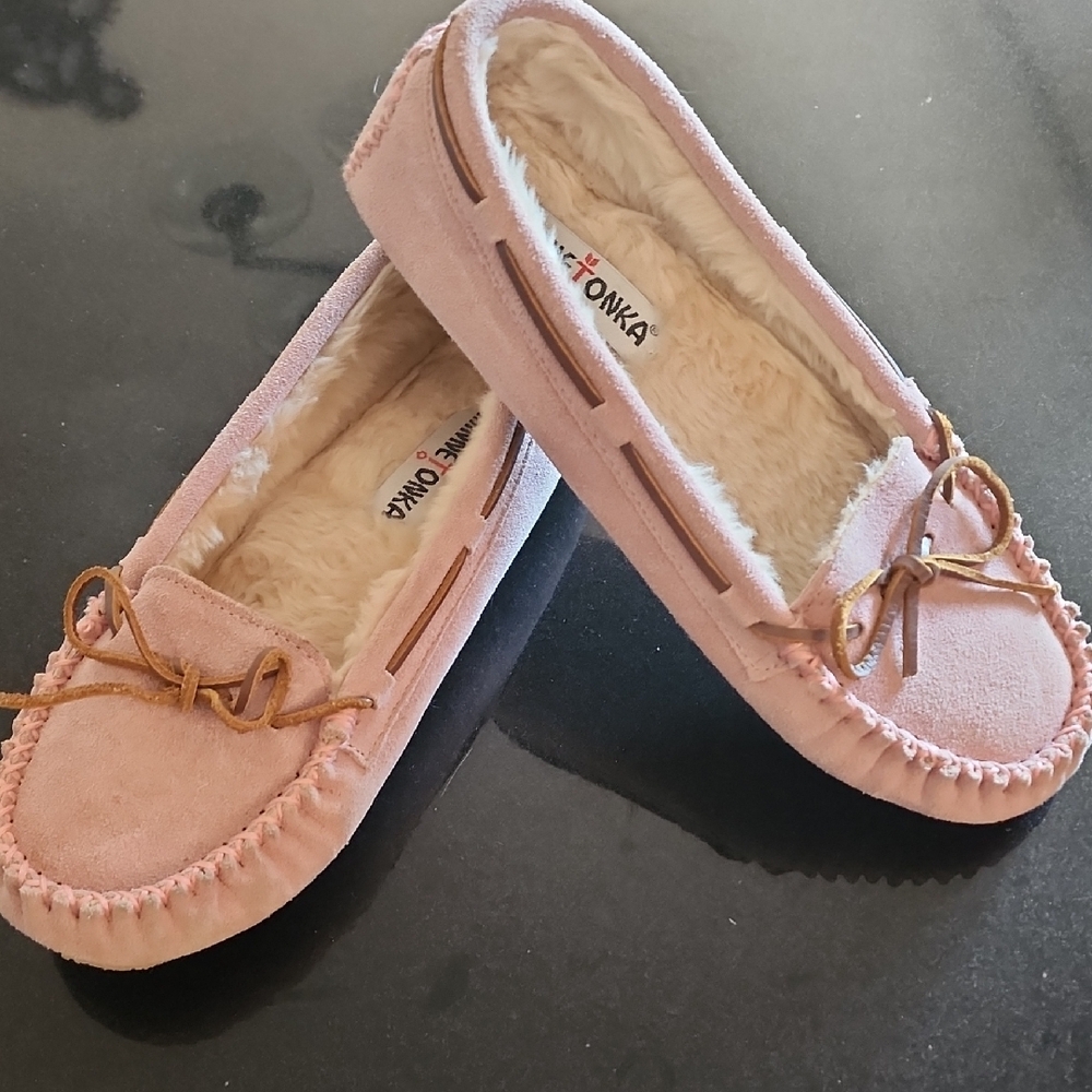 Cozy Pink Slippers with Plush Lining and Bow Decoration